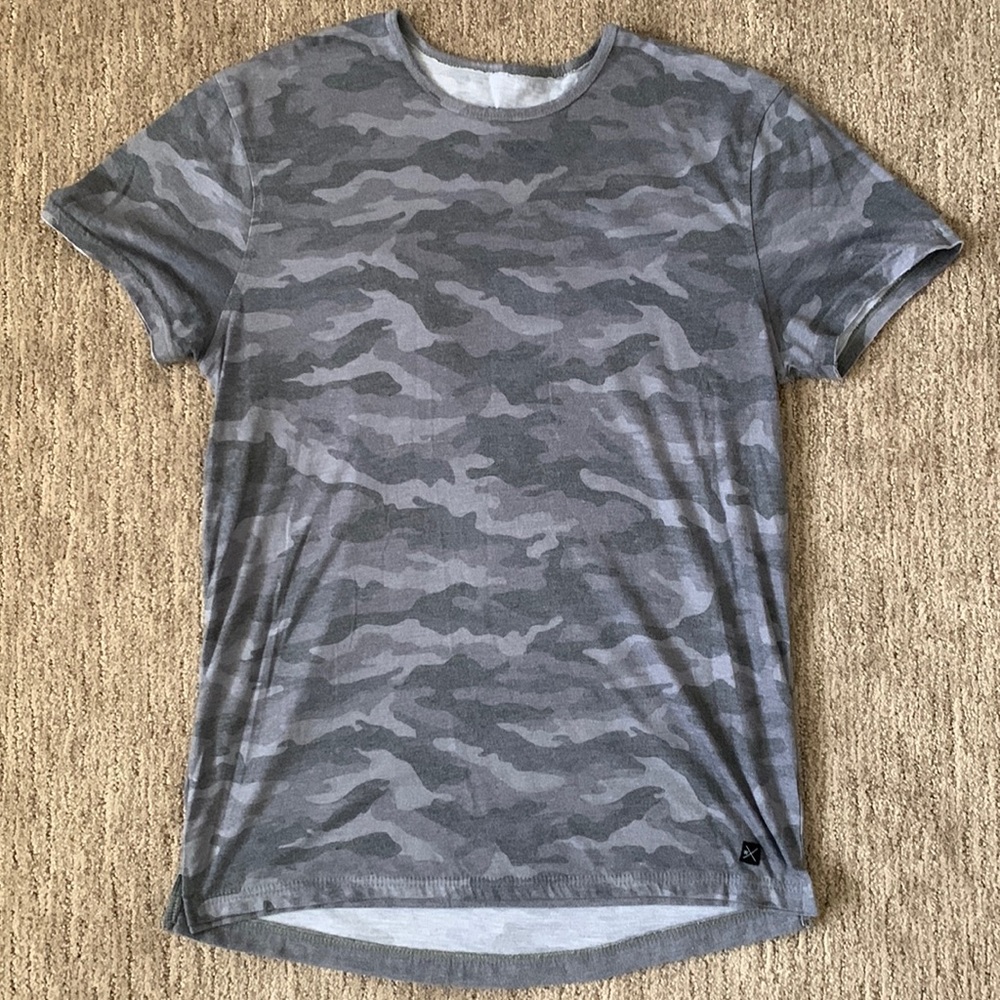 Like NEW- Men’s Departwest camo shirt